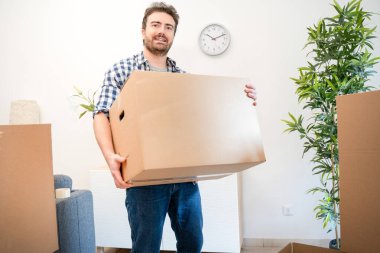 Mutlu adam portresi ev taşınması için hazır.