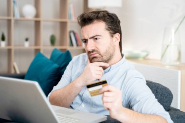 Stresli ve yorgun girişimci muhasebe giderleri