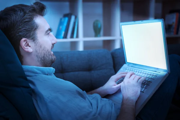 Giovane uomo guardando film in streaming e utilizzando il computer portatile — Foto Stock