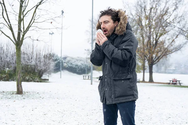 Man met warme kleren in de sneeuw — Stockfoto