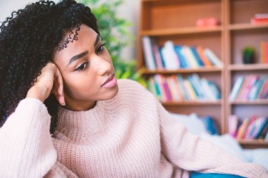 Genç kız üzgün ve depresyonda duygu dertte