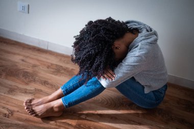 Arka planda izole edilmiş üzgün Afro-Amerikan kadın portresi