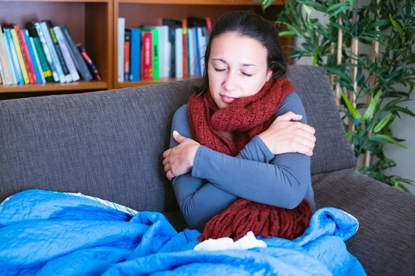 Jeune femme malade souffrant de grippe et de mauvaise grippe — Photo