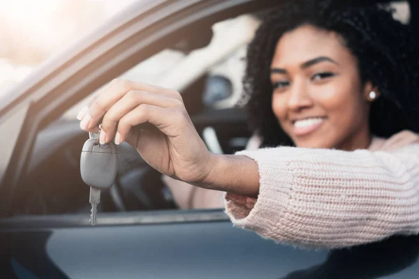 黑色汽车司机妇女微笑显示新车钥匙和汽车 — 图库照片