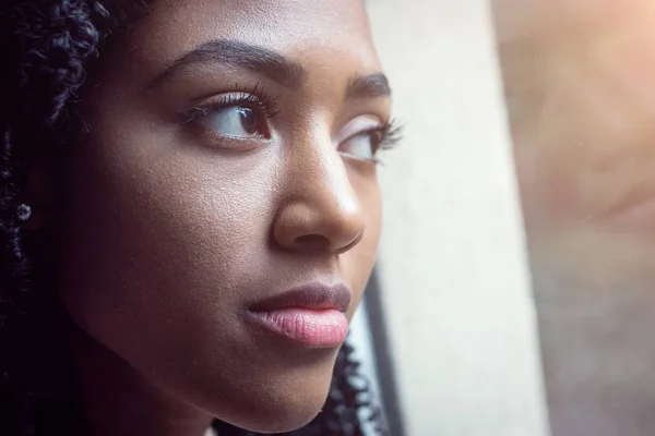 Portret van bedachtzame jonge zwarte afro-Amerikaanse vrouw — Stockfoto