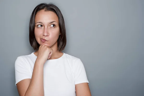 Retrato de mujer joven reflexivo aislado en el fondo —  Fotos de Stock