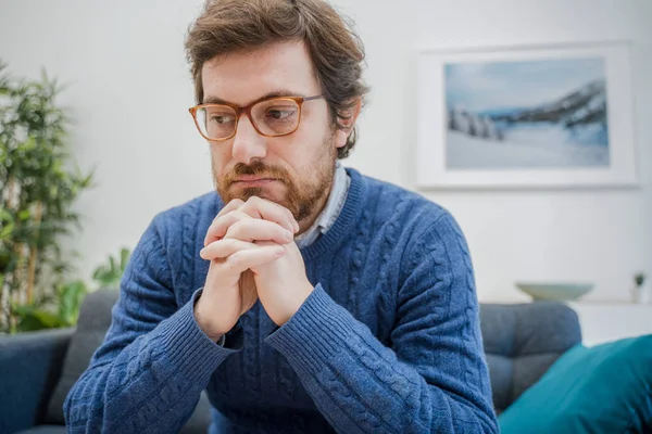 Retrato de hombre serio en casa sintiéndose dudoso y confundido —  Fotos de Stock