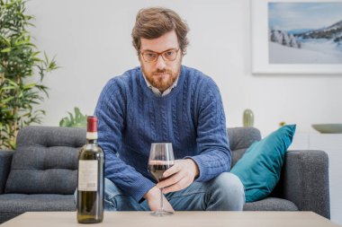 Üzgün, depresif, bağımlı, sarhoş adam sorun yaşıyor.