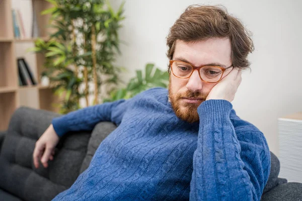 Retrato do homem sentindo-se deprimido sofrendo dor emocional — Fotografia de Stock