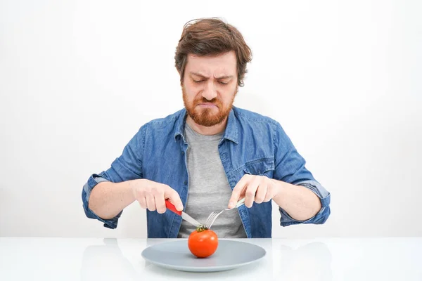 Грустный парень портрет голоден из-за времени диеты изолированы на Уит — стоковое фото