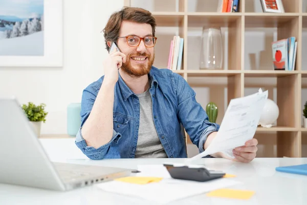 Glada killen gör ett telefonsamtal innehav dokument formulär — Stockfoto