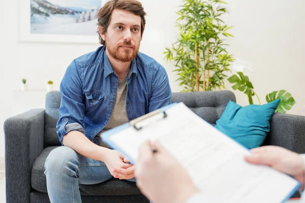 Psicologo medico prendere appunti durante la sessione di psicoterapia — Foto Stock