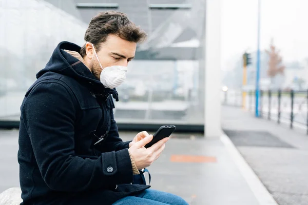 Man Promenader Staden Bär Ansiktsmask Skydd Från Covid — Stockfoto