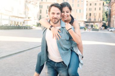 Kafkasyalı çift tatilde. Aşk ilişkisi yaşıyorlar.