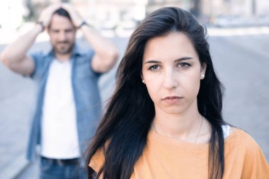 Uzun süreli ayrılıktan sonra üzgün çift