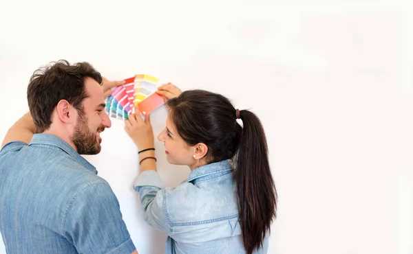 Casal Feliz Escolhendo Cores Para Decoração Pintura Nova Casa Espaço — Fotografia de Stock