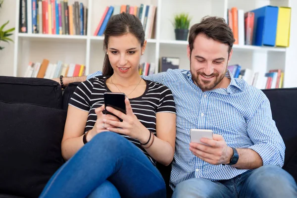 Los Amantes Pareja Viendo Contenido Multimedia Teléfono Móvil — Foto de Stock