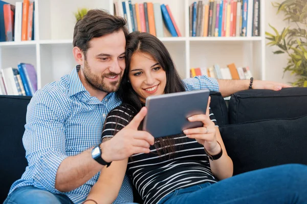 Jeune Couple Regardant Contenu Multimédia Internet Sur Tablette Numérique — Photo