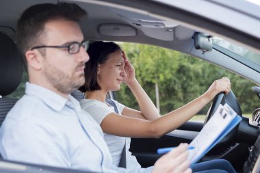 Eğitmen ve genç bayan öğrenci, sürücü kursuna odaklanın.