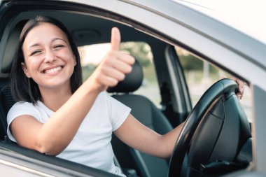 Başparmak kadar sürücüye hazır mutlu gülümseyen kadın