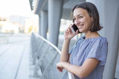 Şehirde mobil açık havada konuşan genç kız