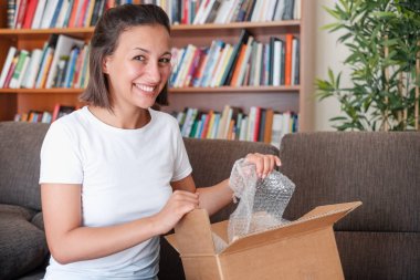 Evde paket teslim sonra Mutlu kadın