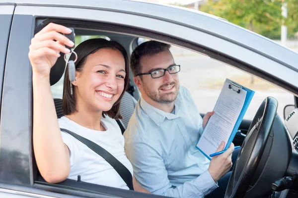 講師と若い女子学生 運転のレッスン — ストック写真