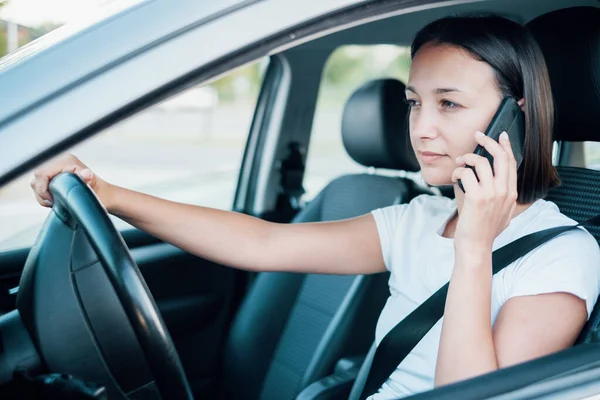 Femme Utilisant Téléphone Portable Tout Conduisant Une Voiture — Photo