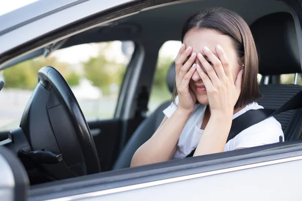 ストレスの多い女性ドライバーが車の中に座って — ストック写真