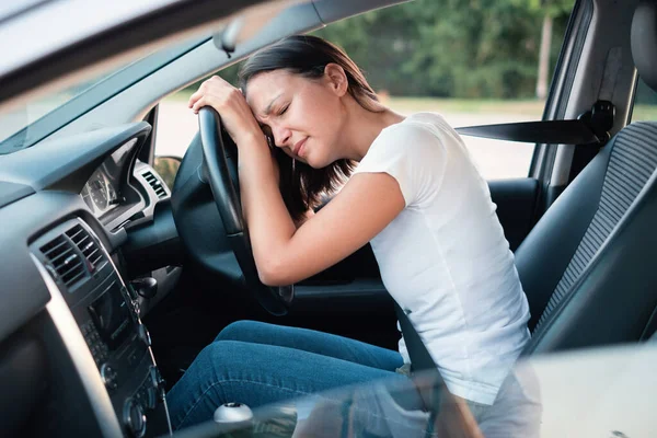 Stresszes Női Sofőr Kocsijában — Stock Fotó