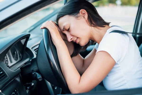 Грустная Женщина Водитель Машине Чувствует Негативные Эмоции — стоковое фото