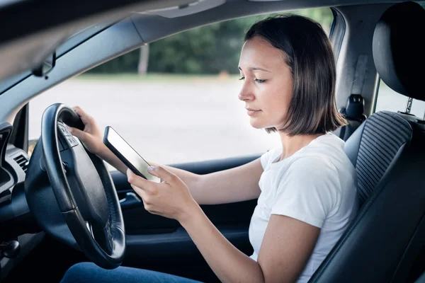 Mujer Joven Enviando Mensaje Texto Conduciendo Coche — Foto de Stock