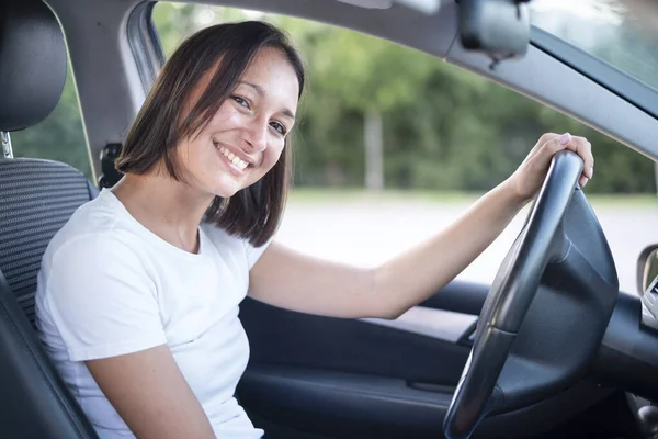 Uśmiechnięta Kobieta Siedząca Samochodzie Kierownicą — Zdjęcie stockowe