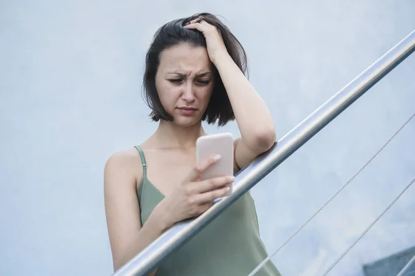 Sad Woman Online Inhoud Van Smartphones Stad Controleren — Stockfoto