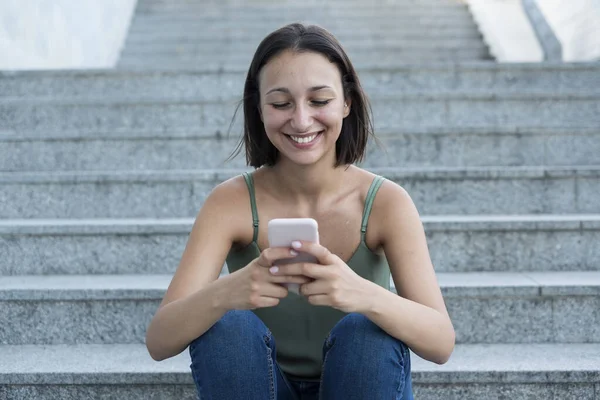 Retrato Mulher Jovem Conversando Com Smartphone — Fotografia de Stock