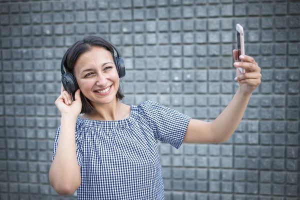 Menina Sorridente Fones Ouvido Ouve Música Usando Smartphone — Fotografia de Stock