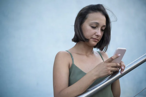 Mujer Triste Comprobando Contenido Línea Del Teléfono Inteligente Ciudad — Foto de Stock