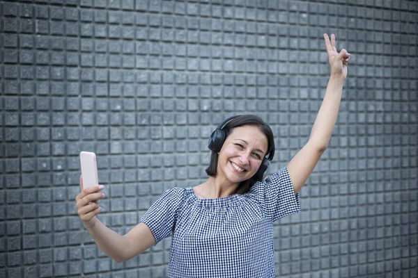 Χαμογελαστό Κορίτσι Ακουστικά Ακούει Μουσική Και Χρησιμοποιώντας Smartphone — Φωτογραφία Αρχείου