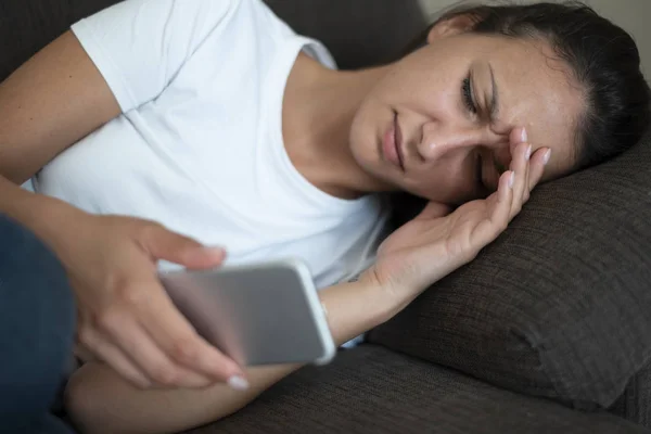 Estressado Chocado Jovem Mulher Falando Celular — Fotografia de Stock