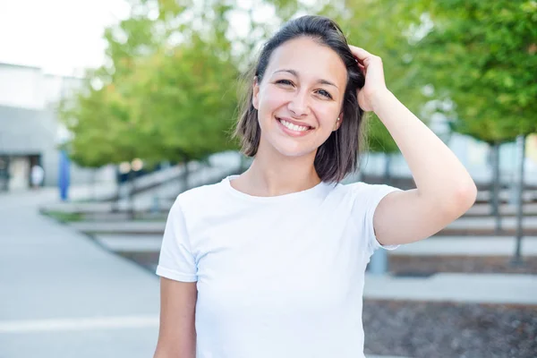 Chica Alegre Sonriendo Mirando Cámara Calle Ciudad —  Fotos de Stock