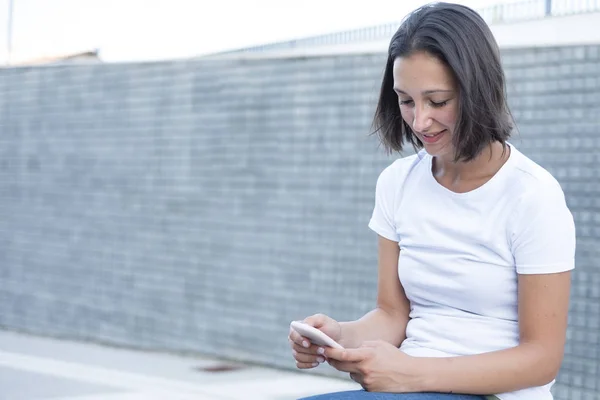 Menina Alegre Usando Celular Rua Cidade — Fotografia de Stock