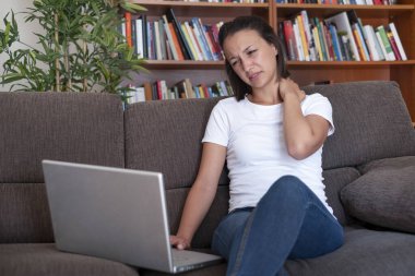 Kötü sırt ağrısı ve boyun ağrısı hissi acı