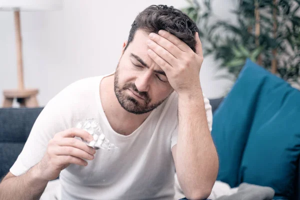 Mann Hat Hause Starke Kopfschmerzen — Stockfoto