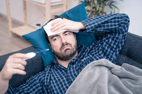 Retrato Homem Doente Sofá Verificando Temperatura Febre — Fotografia de Stock