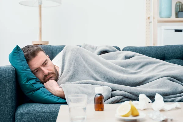 Homme Enveloppé Dans Plaid Couché Sur Canapé Sentant Malade Maison — Photo