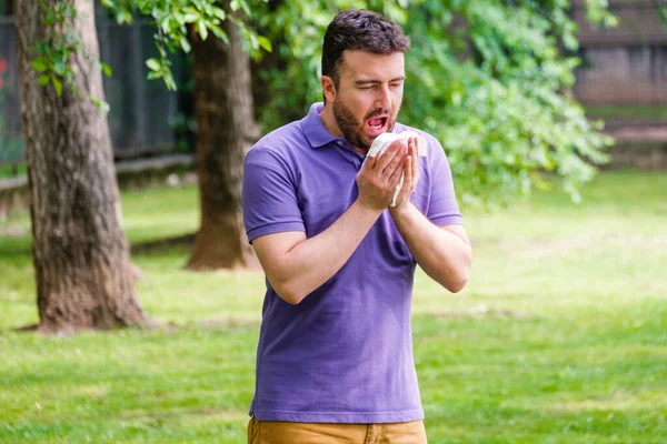 Mann Mit Allergie Oder Heuschnupfen Niest Und Reinigt Nase — Stockfoto