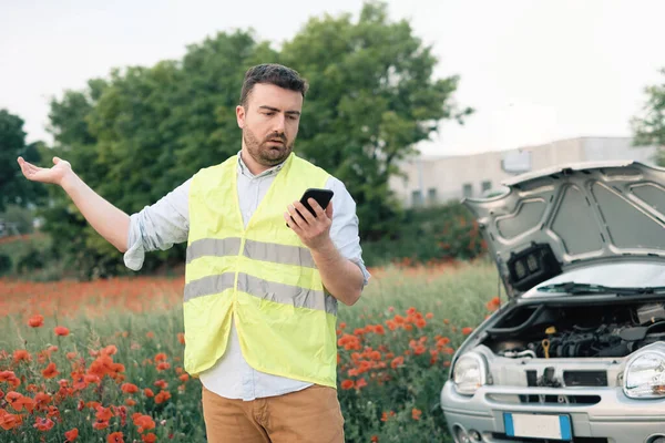 Άνθρωπος Καλεί Για Βοήθεια Κινητό Τηλέφωνο Κατανεμημένες Αυτοκίνητο Στο Δρόμο — Φωτογραφία Αρχείου