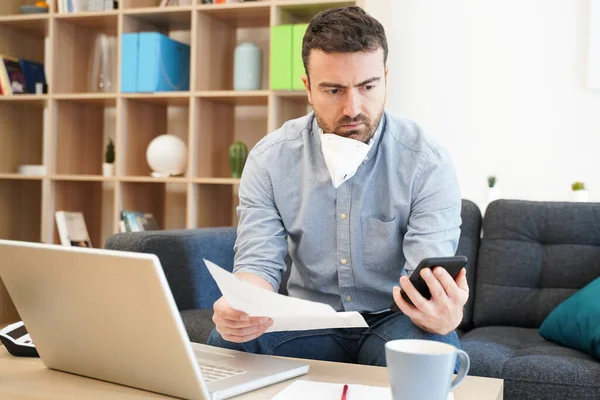 Man Arbetar Hemifrån Och Orolig För Covid Coronavirus — Stockfoto