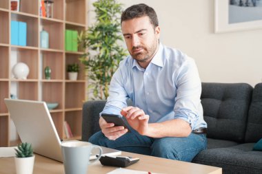 Ev işi, ev portresinden çalışan bir adam.