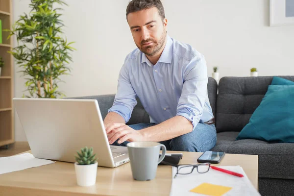 Thuiskantoor Man Aan Het Werk Vanuit Huis Portret — Stockfoto